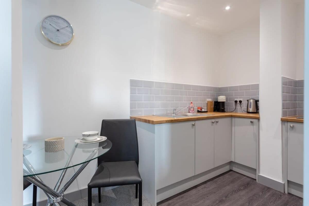 Modern 1 Bedroom Apartment Leeds Лидс Экстерьер фото